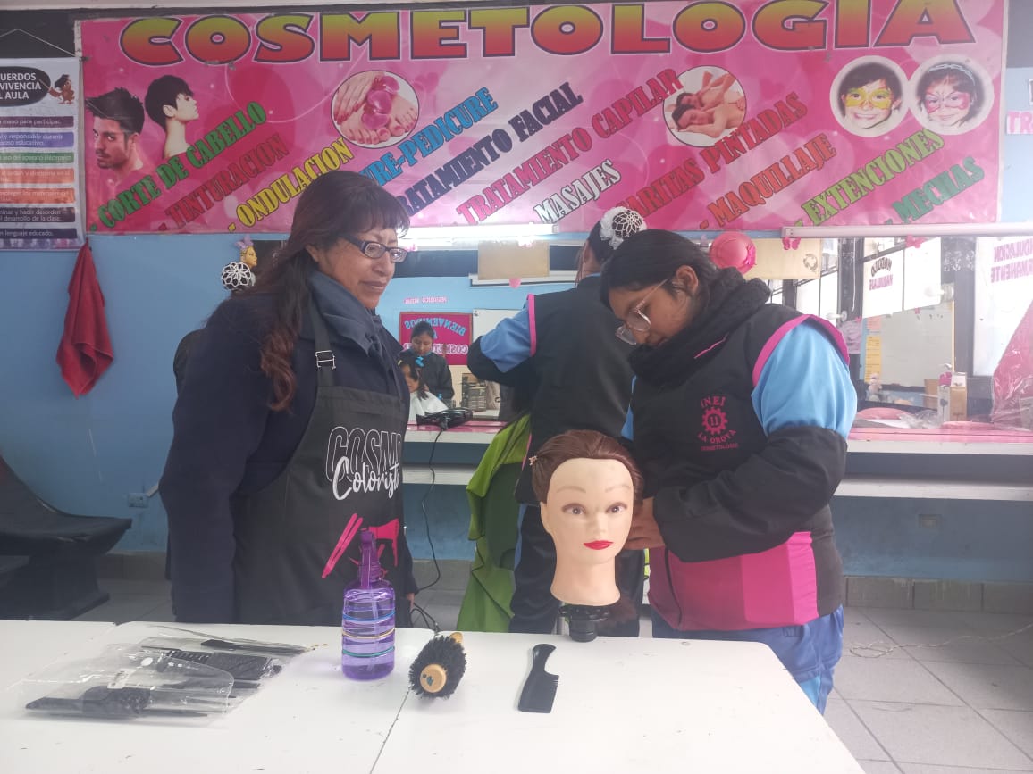 Docente y estudiante trabajando con m&oacute;dulo de cosmetolog&iacute;a
