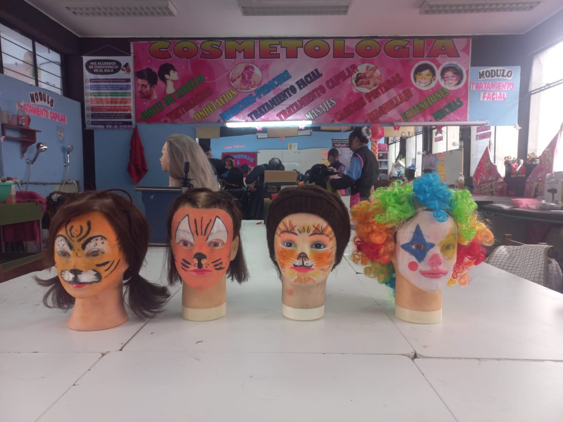 Muestras de maquillaje art&iacute;stico en cabezas de pr&aacute;ctica