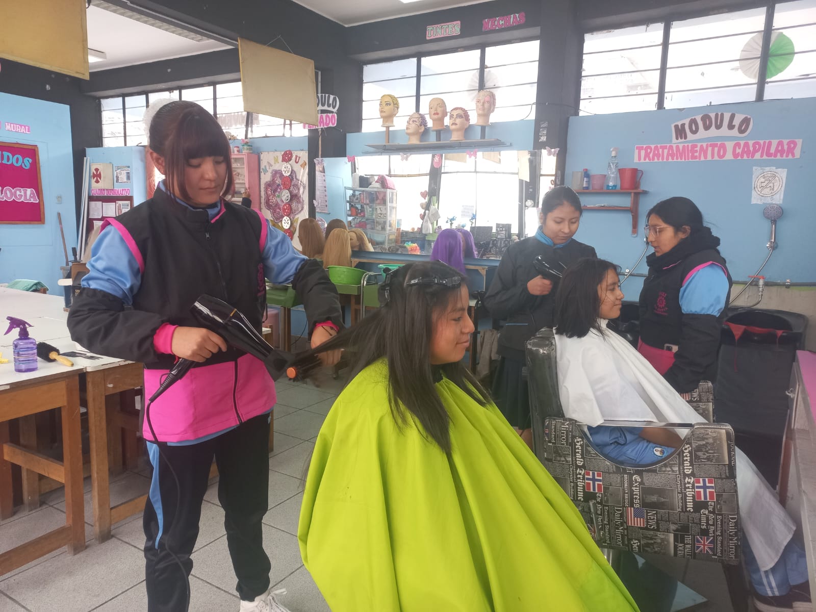 Estudiantes realizando pr&aacute;ctica de cosmetolog&iacute;a capilar