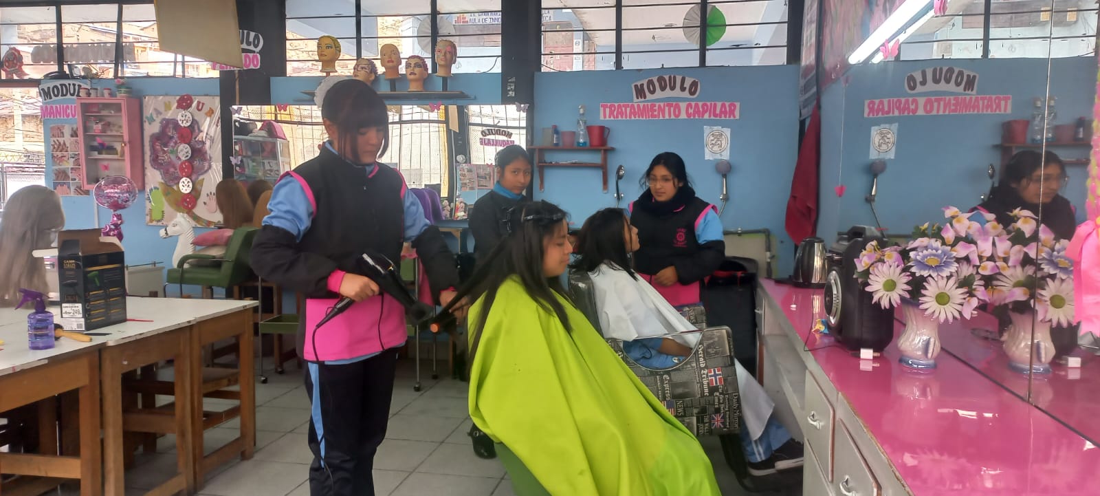 Pr&aacute;ctica de tratamiento capilar en el aula de cosmetolog&iacute;a