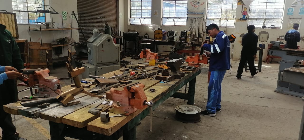 Ambiente de taller con herramientas y maquinaria