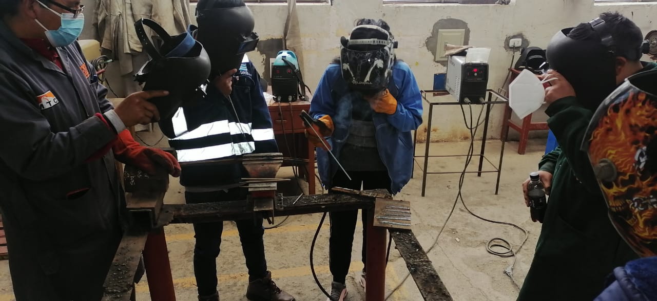 Estudiantes practicando soldadura en el taller t&eacute;cnico